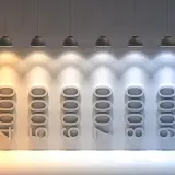 Rząd liczb od 1000 do 12000, oświetlony od ciepłych, pomarańczowych barw chłodnych, niebieskich.