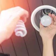Wymiana żarówki energooszczędnej na nową, która umożliwi ściemnianie led.