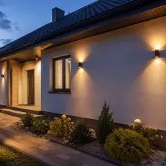 Eleganckie oświetlenie elewacji domu parterowego podkreśla architekturę i tworzy przytulną atmosferę.