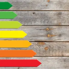 Kolorowe strzałki od A do G na drewnianym tle. Klasa energetyczna F jest pomarańczowa, wskazując na niższą efektywność.