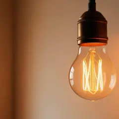 Żarówka Edisona, idealna do lampki nocnej, emituje ciepłe, przytulne światło. Jaka moc żarówki do lampki nocnej? Ta daje subtelny blask.