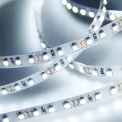 Biała taśma LED 3528, z widocznymi diodami i elementami elektronicznymi, zwinięta w łagodne łuki.