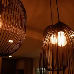 Nowoczesne lampy z drucianymi kloszami tworzą nastrojowe oświetlenie miejscowe.