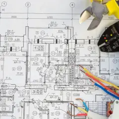 Na schemacie elektrycznym widać narzędzia, taśmę izolacyjną i przewody. Kabel uziemienia ma kolor żółto-zielony.