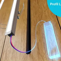 Profil LED w ścianie, zasilający podświetlany element.