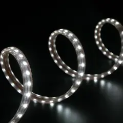 Biała taśma LED zwinięta w spiralę, gotowa do podłączenia do włącznika światła.