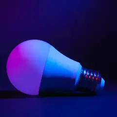 Inteligentna żarówka wifi w odcieniach różu i błękitu, gotowa do sterowania przez aplikację.