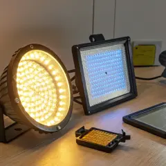 Różne lampy LED i halogenowe, w tym okrągła z żółtymi diodami, kwadratowa z niebieskimi diodami i reflektor. Każda ma inny parametr żarówki.