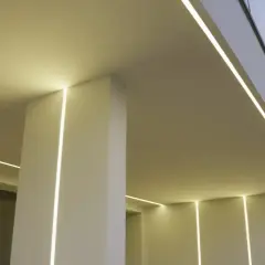Nowoczesny profil led do elewacji podkreśla architekturę domu, tworząc subtelne linie światła.