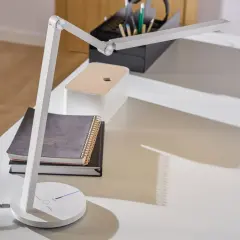 Nowoczesna lampka biurkowa z regulowanym ramieniem. Idealna do pracy, zastanawiasz się, jaka żarówka do lampki biurkowej będzie najlepsza? Ta lampka ma wbudowane LED.