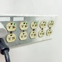 Wtyczki podłączone do gniazdka elektrycznego, pokazujące, jak podłączyć oświetlenie z gniazdka.