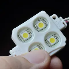 Moduł LED 12V, pokazujący jak włączyć ledy bez pilota, podłączając je do zasilania.