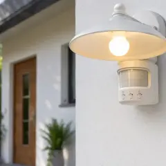 Lampa zewnętrzna z czujnikiem ruchu. Regulacja czujnik ruchu 3 pokrętła pozwala dostosować jej działanie do potrzeb.