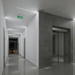 Nowoczesny korytarz z windą, gdzie profil led podtynkowy aranżacje tworzy minimalistyczny, elegancki efekt.