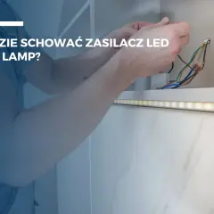 Ręce montują mały zasilacz LED do taśmy oświetleniowej, ukryty w zabudowie meblowej.