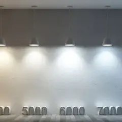 Rząd lamp oświetla ścianę od ciepłego, pomarańczowego światła (1000K) po zimne, niebieskie (10000K), pokazując skalę barw.