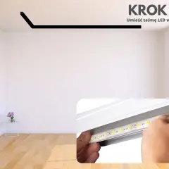 Krok 7: Umieść taśmę LED w profilu. Dłoń wsuwa taśmę LED do aluminiowego profilu, który jest zamontowany na suficie.