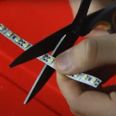 Cięcie taśmy LED nożyczkami to pierwszy krok, by dowiedzieć się, jak podłączyć taśmę led.