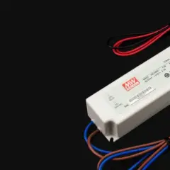 Zasilacz LED z oznaczeniami. Sprawdź, ile prądu pobiera 1m taśmy LED, aby dobrać odpowiedni zasilacz.