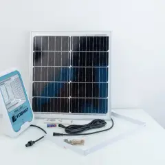 Zestaw do oświetlenia drogi: lampa solarna, panel, pilot i akcesoria. Gotowy do wymiany baterii i montażu.