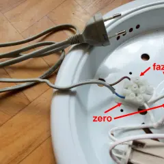 Lampa led z czujnikiem ruchu nie świeci. Widoczne przewody fazy i zera podłączone do złączki.