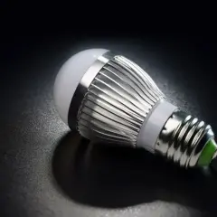 Nowoczesna żarówka LED z aluminiowym radiatorem. Zastanawiasz się, 60 wat ile to led? Ta żarówka oferuje porównywalną jasność przy znacznie niższym zużyciu energii.