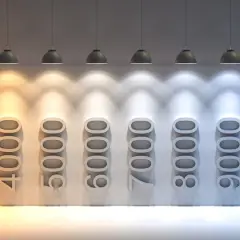 Rząd liczb od 1000 do 12000, oświetlony od ciepłych, pomarańczowych barw chłodnych, niebieskich.