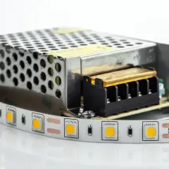 Zasilacz LED i taśma LED. Dowiedz się, jak podłączyć zasilacz LED do prądu, aby oświetlić swoje wnętrze.