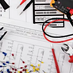 Narzędzia elektryczne i schemat z oznaczeniem żarówki.