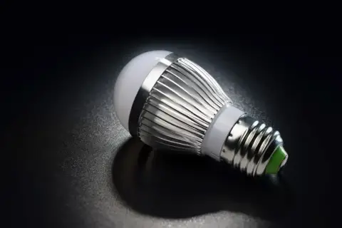 Nowoczesna żarówka LED z aluminiowym radiatorem. Zastanawiasz się, 60 wat ile to led? Ta żarówka oferuje porównywalną jasność przy znacznie niższym zużyciu energii.