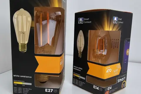 Żarówka LSC Connect 806 lumenów pobiera 7W. Opakowania żarówek LED.