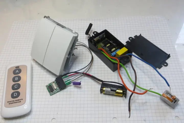 Rozkręcony pilot do lampy sufitowej nie działa. Widać płytkę z odbiornikiem, baterię i przewody.
