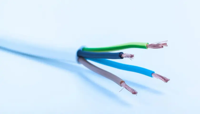 Przewód elektryczny z żyłami w kolorach zielonym, czarnym, niebieskim i brązowym. Idealny, gdy zastanawiasz się, jaki kabel do lampy sufitowej wybrać.