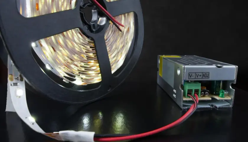 Taśma LED 12V na rolce i zasilacz z regulacją napięcia. Idealny zestaw do stworzenia nastrojowego oświetlenia.