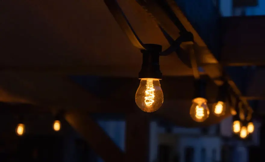 Jakie żarówki do girlandy ogrodowej? Wybierz idealne!