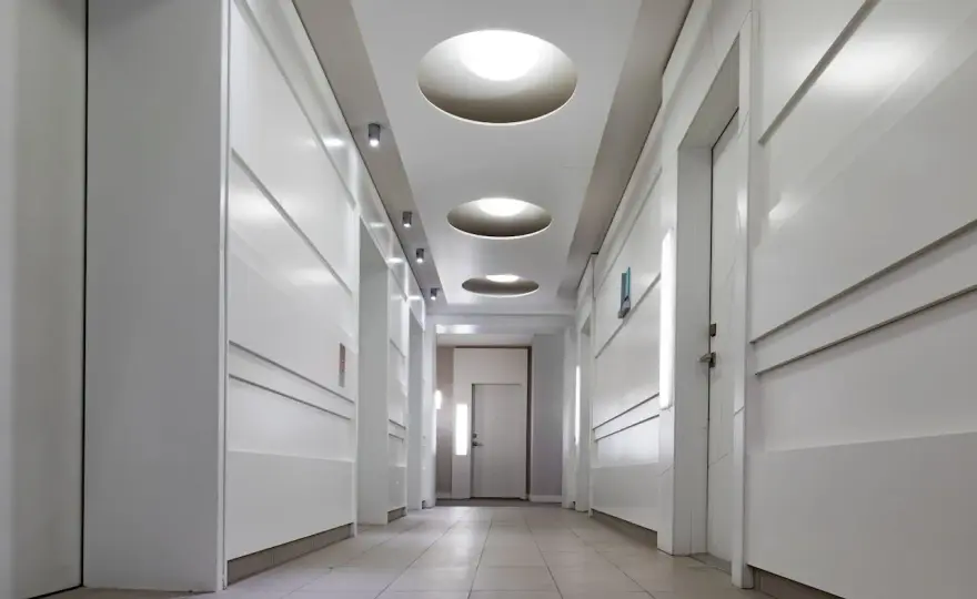 Oświetlenie korytarza w domu - Jak zaplanować i wybrać idealne lampy?