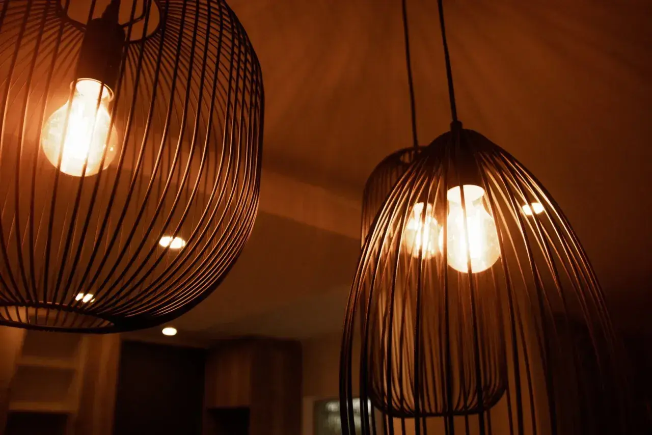 Nowoczesne lampy z drucianymi kloszami tworzą nastrojowe oświetlenie miejscowe.
