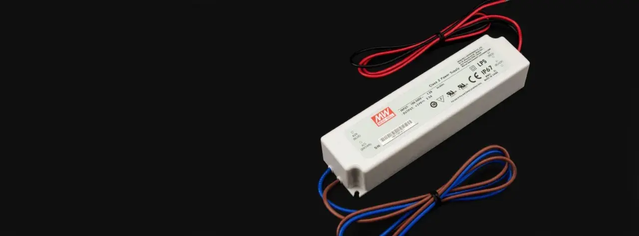 Zasilacz LED z oznaczeniami napięcia i prądu. Wartość 2.5A przy 24V pozwala obliczyć moc, by dobrać odpowiedni zasilacz.
