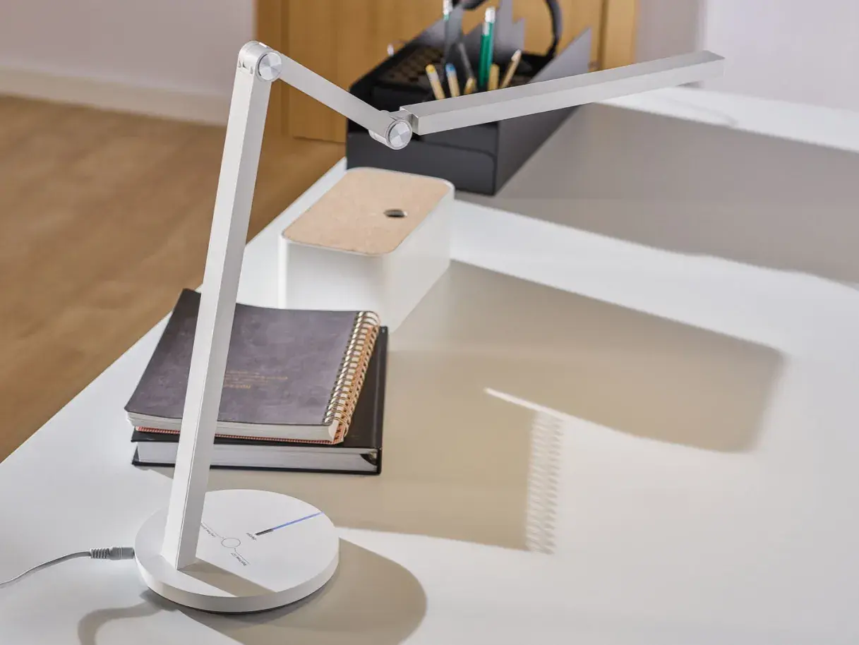 Nowoczesna lampka biurkowa z regulowanym ramieniem. Idealna do pracy, zastanawiasz się, jaka żarówka do lampki biurkowej będzie najlepsza? Ta lampka ma wbudowane LED.