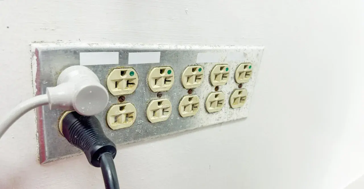 Wtyczki podłączone do gniazdka elektrycznego, pokazujące, jak podłączyć oświetlenie z gniazdka.