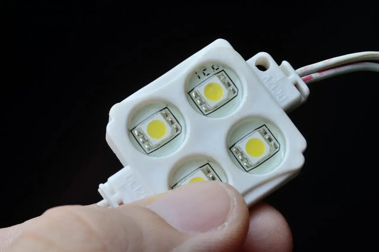 Moduł LED 12V, pokazujący jak włączyć ledy bez pilota, podłączając je do zasilania.