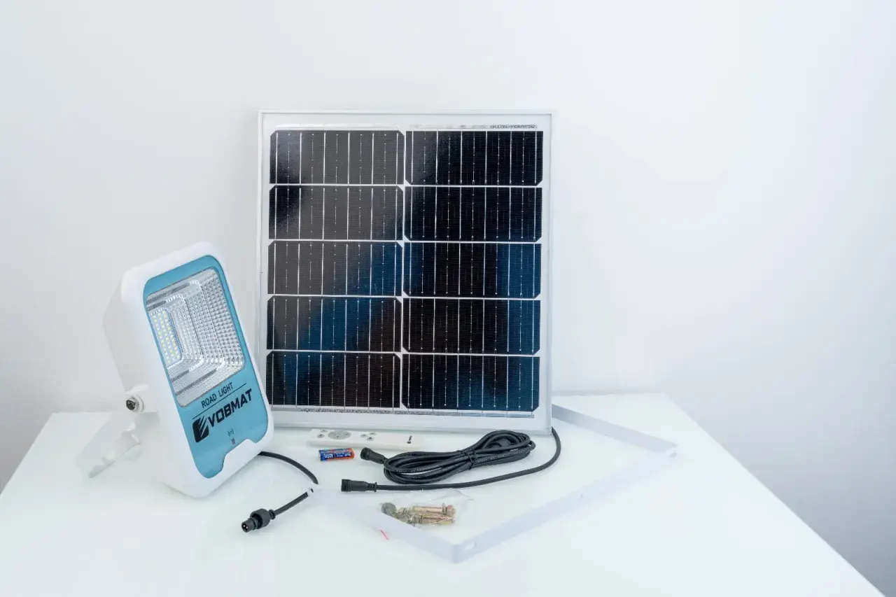 Zestaw do oświetlenia drogi: lampa solarna, panel, pilot i akcesoria. Gotowy do wymiany baterii i montażu.