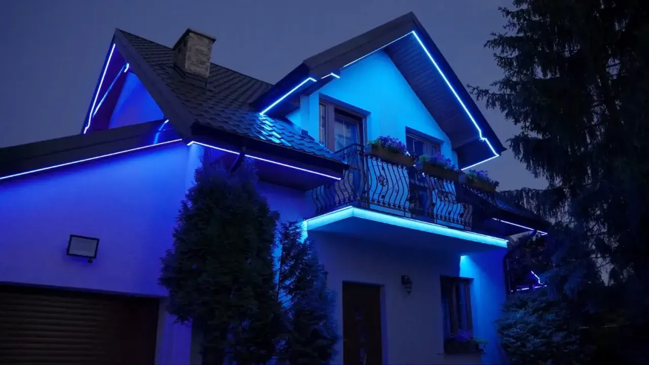 Niebieskie oświetlenie wnęki w ścianie domu podkreśla architekturę, tworząc magiczną atmosferę.