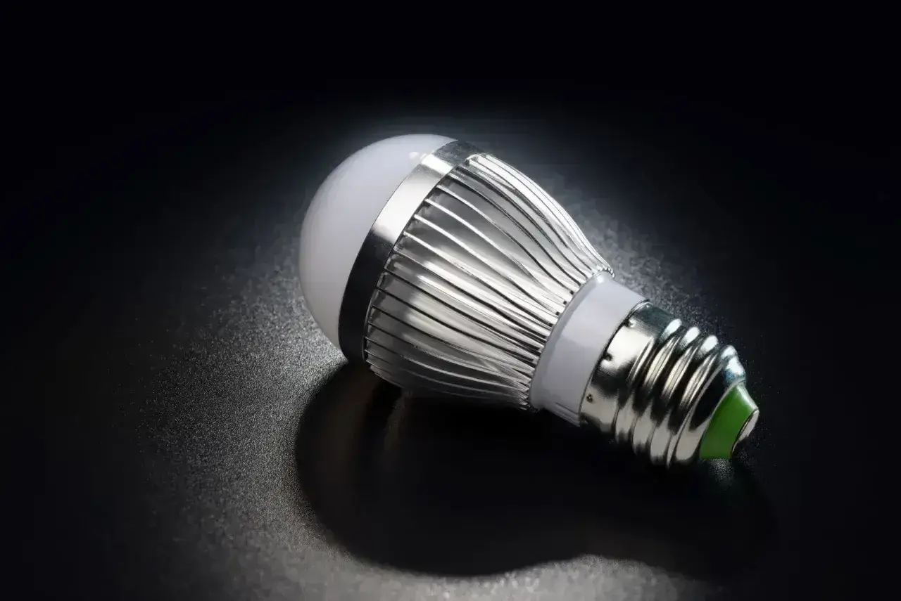 Nowoczesna żarówka LED z aluminiowym radiatorem. Zastanawiasz się, 60 wat ile to led? Ta żarówka oferuje porównywalną jasność przy znacznie niższym zużyciu energii.