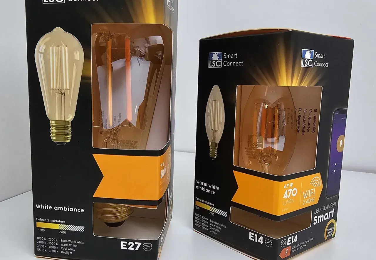 Żarówka LSC Connect 806 lumenów pobiera 7W. Opakowania żarówek LED.