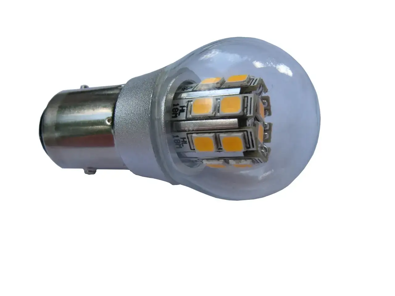 Żarówka dwuwłóknowa LED z metalowym gwintem. Idealna do lamp samochodowych, gdzie mogą być stosowane żarówki dwuwłóknowe, np. jako światła pozycyjne i stopu.