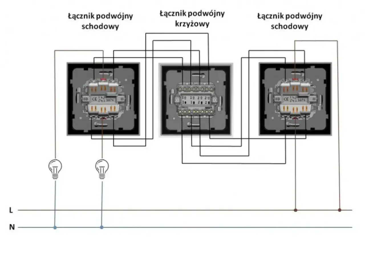 Schemat instalacji elektrycznej z wyłącznikiem krzyżowym potrójnym, dwoma schodowymi i żarówkami.