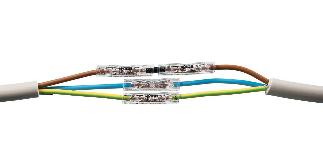 Jak połączyć przecięty kabel elektryczny: trzy przewody (brązowy, niebieski, żółto-zielony) połączone za pomocą złączek WAGO.