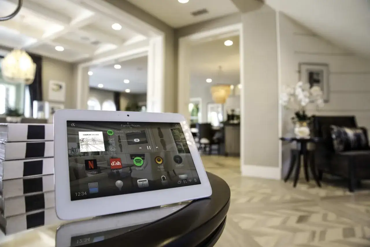 Tablet z interfejsem inteligentny dom instalacja steruje muzyką, oświetleniem i komfortem w domu.