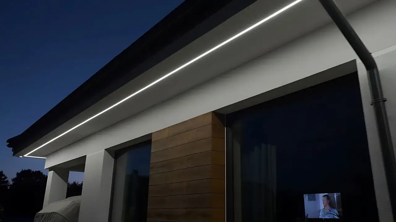 Nowoczesny profil led do elewacji podkreśla architekturę domu, tworząc subtelne oświetlenie zewnętrzne.